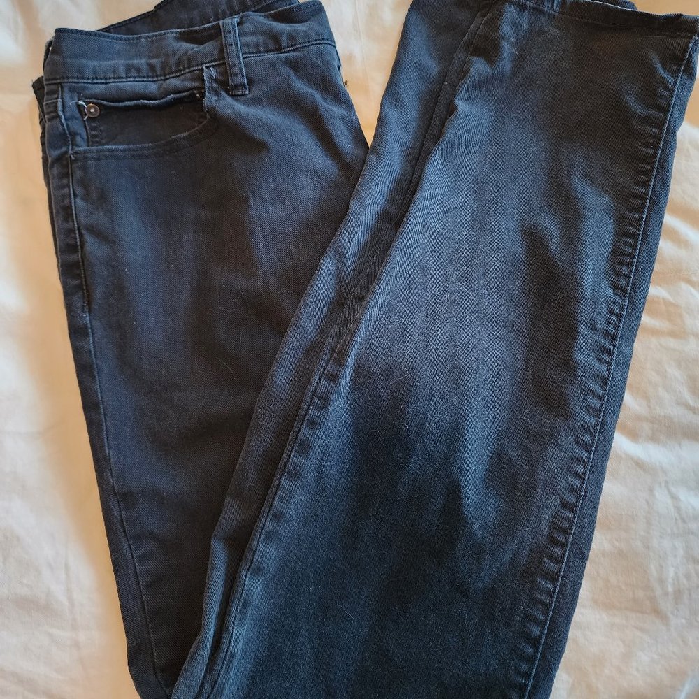 Black Aeropostale skinny jeans (34.34) (Used) Small Hole Above knee.
